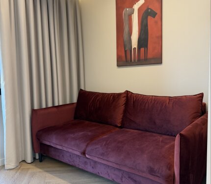 Студия в Минск-Мире (м. Аэродромная). Свежий стильный ремонт, новая мебель/техника. Отдельное спальное место (ортопед. матрас), рабочее место, гардеробная. Кухня с большим хранением, встроенный холодильник, духовка+СВЧ, фильтр для воды. Бойлер, кондиционер, стирально-сушильная машина. Без животных. Залог возвратный.