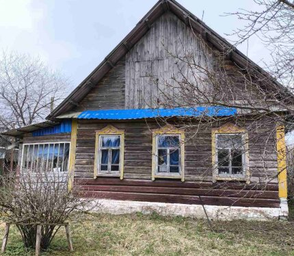 Дом в хорошем жилом состоянии, бревенчатый. Отопление печное, в кухне есть русская печь. Водопровод центральный. Окна, выходящие на улицу, остеклены стеклопакетами. На участке 15,43 сотки расположены баня (бревно), летняя кухня, 2 сарая, плодоносящий сад.