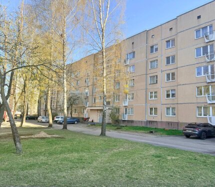 3-х комнатная квартира чешской планировки, этаж 4/5, дом 1977г.п., светлая и теплая. Утеплен фасад дома-термошуба. Квартира без ремонта. Выполнен монтаж электропроводки. Стеклопакеты; счетчики учета воды и газа; домофон. Имеется кладовая на этаже.