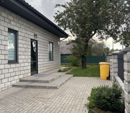 сдам в аренду жилой дом со своим двором. С дома выход на большую террасу и зелёную травку. В доме три спальни, можно разместить 6 человек. Имеется скоростной интернет, стиральная машинка, мебель, посуда, постельное белье, полотенца, посудомоечная машина, мультиварка. Гардеробная. 2 санузла.