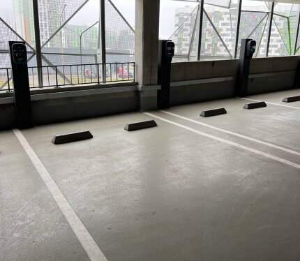 Сдам машиноместо с электрозарядкой Гинтовта 3А (2 этаж) (коммуналка в стоимость включена)