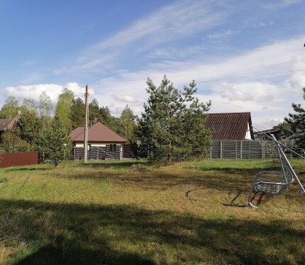 Участок правильной прямоугольной формы площадью 10 соток в спокойном месте. Без фундамента и вкопанных колец, что даёт полную свободу по планировке. От въезда ровная площадка, потом идет небольшой уклон. Участок ухожен. Обнесён забором из сетки. На участке теплица 6м, сосны, плодовые деревья. На участок заведена вода. Участок второй от водонапорной башни. Удобные подъездные пути. Электроустановка 220В. В СТ есть газ. Недалеко лес, 3 озера, магазины, остановка автобуса.