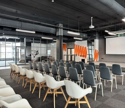 Стильный зал с панорамными окнами и свободной планировкой на 2 этаже бизнес-центра FUTURIS. Идеально для конференций, презентаций, фуршетов и видеосъёмок. Зал трансформируется под формат вашего события — от деловой конференции до уютного творческого вечера.