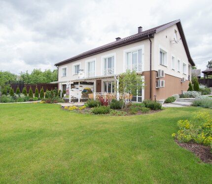 Сдаётся в долгосрочную аренду просторный и светлый дом для тех, кто ценит пространство, тишину и премиальный комфорт. Идеальный вариант для большой семьи или для тех, кто любит принимать гостей.