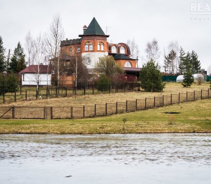 Замок расположен на расстоянии 17 км от кольцевой дороги г. Минска, (между гродненской и молодечненской трассой),в живописной местности, на берегу озера в эколочески чистом месте. Неподалеку с домом есть лес, чистая проточная вода, озеро с островами .