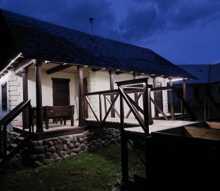 Комфортная баня с индивидуальной купелью артезианской воды(без хлора), с полудрагоценными камнями в каменке (яшмы, кварцы, сердолики ит.д), на дровах, с раздевалкой и комнатой отдыха, открытой верандой и банным сервисом. В 100 м от автотрассы, природа, уединение, ландшафт, очаг, мангал. Сдается с 12 до 22 часов по согласованным дням. Стоимость договорная в зависимлсти от количества гостей (не более 6) и времени эксплуатации (не менее 2 часов). Без ночевки. В 300 метрах платная рыбалка