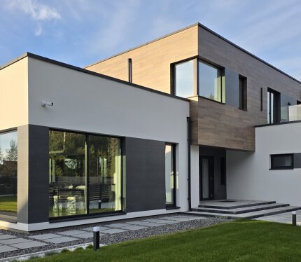 Готовый дом100 %. Современной архитектуры с бассейном у леса