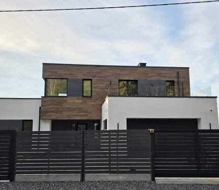 Готовый дом100 %. Современной архитектуры с бассейном у леса