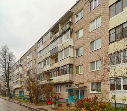 Большая комната в трехкомнатной квартире. Кирпичный дом.