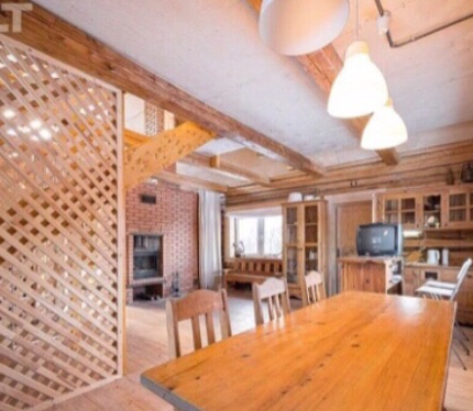 Сдаётся в аренду дом в живописном месте Нарочанской курортной зоны. Участок 42 сотки, дом со всеми удобствами: санузел, стиральная машина машина, СВЧ, элдуховка, вайфай. Баня с душем и туалетом. Рядом озёра: Нарочь, Кузьмичи, Мядельское, Швакшты. Этнологический центр «Наносы”, катание на лошадях. Санатории: «Белая Русь», Приозерный», «Спутник» с возможностью приобретения платных медицинских услуг. Рядом деревня Нарочь с магазинами, церковью, костелом. Бронирование по тел. и viber.