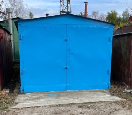 Гомель»Недвижимость»Гаражи, стоянки»Советский р-н12.10.2025 Продам гараж в ГСПК-20, ул. Междугородняя 5а Продам гараж ГСПК 20 улица Междугородняя 5А (Советский район) рядом Магазин КСК. Хороший толстый металл, гараж на фундаменте (не на земле). Пол бетонный. Ямы нет, но при желании можно сделать. В кооперативе есть бесплатная удобная эстакада. Внутри обшит. Свет, электричество. Гараж сухой, дырок нигде нет. Покрасил и обработал мастикой, музыка в подарок! Улица широкая тихая.