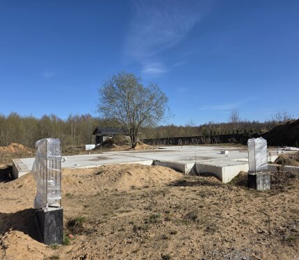 Рядом Вилейское водохранилище и лес. Возведены фундаменты дома и беседки. Построено под крышу подсобное помещение/гараж. Строительные проекты с учётом геологического исследования.