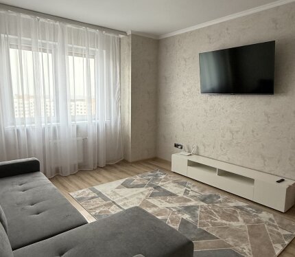 Сдаётся светлая 1-комнатная квартира на 11 этаже, первая сдача. В квартире установлена новая мебель и бытовая техника: холодильник, телевизор и стиральная машина. Кухня оснащена индукционной варочной панелью, духовым шкафом и посудомоечной машиной. Подключён Wi-Fi. Дом с развитой инфраструктурой: на первом этаже находятся продуктовый магазин, кафе и аптека. В шаговой доступности — детский сад, школа, поликлиника и торговый центр. Коммунальные и интернет оплачиваются отдельно.