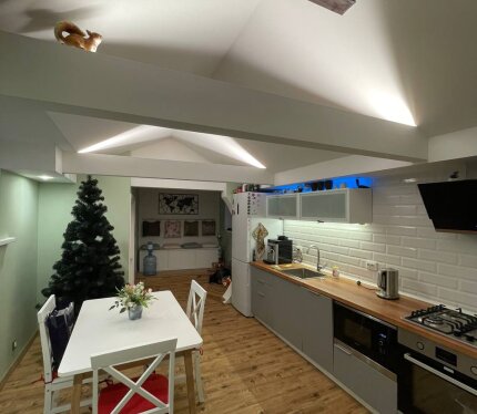 Сдам дом семье в центральном районе с развитой инфраструктурой. Дом оборудован всем необходимым для проживания.