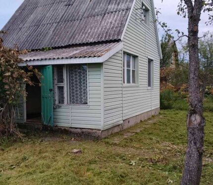 Дом под сдачу , регулярные маршрутки до ст. м. Уручье, душевая и туалет на улице , печка в хорошем состоянии , присутствует большой сарай , фото сделаны на скорую руку , перед сдачей все уберется , газовая плита и холодильник , рядом магазин в 7-10 минутах ходьбы ,колонка с питьевой водой в 2 минутах ходьбы, сдача как и на месяц , так и на долгий срок