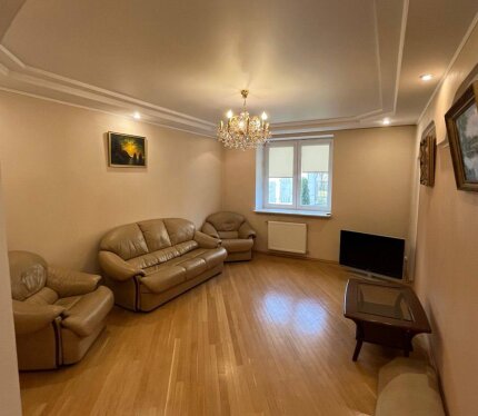 Сдается светлая и просторная квартира в самом сердце города! Высокий первый этаж! Идеальный вариант для тех, кто ценит комфорт, безопасность и удобство расположения. Квартира частично меблирована, с полностью оборудованной современной кухней: посудомоечная машина, плита, вместительный холодильник — все готово для вашего комфортного проживания. Преимущества объекта: Охраняемый, ухоженный двор Собственное парковочное место Развитая инфраструктура: рядом школа, магазины, все необходимые сервисы