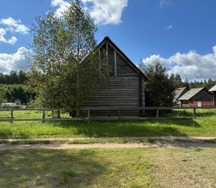 продается земельный участок в Березинском заповеднике со срубом из бревна. - участок ровный - вокруг деревни лес и тишина, свежий воздух (ягоды, грибы в изобилии) - рядом озеро и речка - по дому: фундамент, сруб из бревен(6х4), крыша -шифер - транспортное сообщение - ходит автобус прямо до деревни. - протянут Интернет Белтелеком