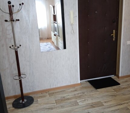 Сдам квартиру на длительное время по договору найма семье, молодым специалистам. В квартире холодильник, духовой шкаф, стиральная машина, микроволновая печь, мебель. В шаговой доступности остановка транспорта, торговые центры, школа, садик. При необходимости возможно подключение интернет, кабельное ТВ и тп. В квартире нельзя курить, маленькие дети, животные оговариваются отдельно, возможен отказ. Оплата + коммунальные и иные услуги. Оплата за 2 мес вперёд + залог за сохранность имущества. 