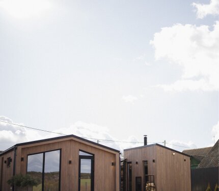 Уютный домик, рассчитан для 4 человек с ночевкой. В доме есть все необходимое для комфортного отдыха: холодильник, плита, микроволновая печь, телевизор и wi-fi. На территории есть мангал, беседка вмещает 12 человек и костровая зона. Так же есть баня, оплачивается отдельно -200 р.