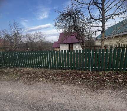 Два земельных участка в д.Клочково находятся через дорогу. Один участок 16 соток, второй - 19 соток. Колодец находится рядом по улице. На участке имеются плодовые деревья и кустарники