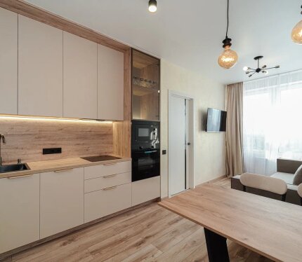 Сдается на длительный срок 2-комнатная квартира с новым ремонтом (никто не жил). Квартира оборудована всем необходимым: мебель, варочная панель, духовой шкаф, печь СВЧ, вытяжка, стиральная машина, холодильник. Прописан 1 человек.