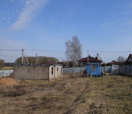 Продается земельный участок с законсервированным капитальным строением Слуцкое направление, 30 км от Минска Участок: • Ровные границы, удобная форма • Коммуникации: электричество (380/220 В), канализация, в деревне – газ • Проект жилого дома в наличии – м