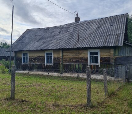 Продается домик в деревне в хорошем состоянии. Место тихое, отлично подходит под дачу и для отдыха. Имеется много хоз. построек, раньше держали хозяйство. От Минска находится 110 км, в направлении Мяделя. В доме есть русская печь, а также печка. Есть коло