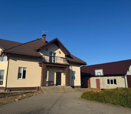 Отличный коттедж, 100% готовности, качественный ремонт, заезжай и живи. Общая площадь дома 231м2, жилая 138м2, продуманная планировка, отличной квадратуры комнаты, много света и воздуха. Коттедж построен на ровном участке прямоугольной формы площадью 15 сот. Коттедж качественный и теплый, построен из блока 40 см, утепление 100 мм Paroc, фасад оштукатурен, окрашен. Кровля -композитная черепица. К дому подведены все необходимые коммуникации, все центральное. Показ в любое удобное время