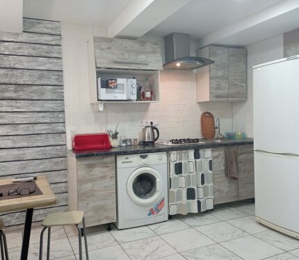 !!!только звонить!!! Сдаеться жилье, предпочтительно для рабочих и командировочных Цена зависит от количества дней и человек!!! 4 спальных места+1( по требованию) Так же есть еще одно помещение! Рядом остановка и магазин Санта( в 5ти минутах ходьбы) !!!Только звонить!!!