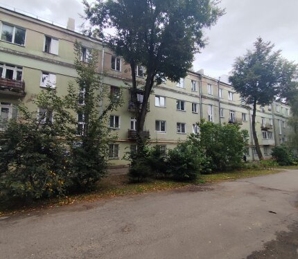 продам комнату в 10-ти комнатной коммунальной квартире на 4 этаже. На этаже общая кухня , туалет. Рядом продуктовые магазины, Смоленский рынок, детский сад, школа, парк отдыха Витьба. Хорошее транспортное сообщение. Возможен торг!!