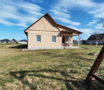 Продаётся жилой дом по адресу: Минская область, Дзержинский район, аг. Гричино, ул. Центральная, 17. Год реконструкции: 2025. Общая площадь жилых помещений 104.5 м2. Жилая площадь 52.4 м2. Количество жилых комнат: 3. Дом частично бревенчатый, пристройка блочная, стены утеплены и оштукатурены. Раздельный санузел, в ванной комнате плитка. В комнатах на стенах обои, на полу ламинат, натяжные потолки. Отопление газовое (котёл Bosch). Канализация местная, водопровод центральный. Участок 25 соток. 