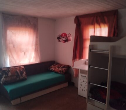 Дом из брёвен обшить в внутри гипсокартоном, на кухне потолок сайдингом обшить, есть свет , вода проведена в дом только осталось подключить насос и сделать разводку по дому , канализация трубы в доме и проведена в яму , яму нужно немного доделать, все вопросы по телефону еть торг 