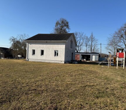 Новый дом 2024 года (222 м²) на просторном участке 21 сотка всего в 40 минутах от Минска. 4 спальни, большая гостиная, все коммуникации (газ, свет, вода) и видеонаблюдение. Участок примыкает к соседям только с одной стороны. Готов к чистовой отделке!