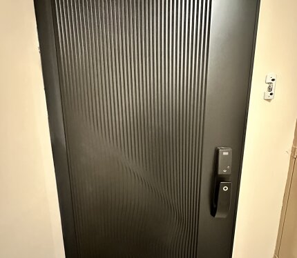 Продаётся просторная и уютная квартира. Ремонт выполнен по индивидуальному дизайнерскому проекту. Все решения, от планировки до мебели, продуманы и реализованы под ключ. В квартире выполнен дорогой ремонт, использованы премиальные материалы, встроенная мебель изготовлена по чертежам дизайнеров. В стоимость входит подвальное помещение 4 м.кв.