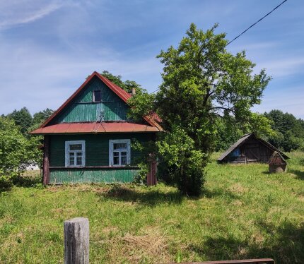 Дом находится недалеко от Минска в тихом месте. Рядом есть пруд и лес. Связь ловит хорошо. 40 минут езды от Минска.
