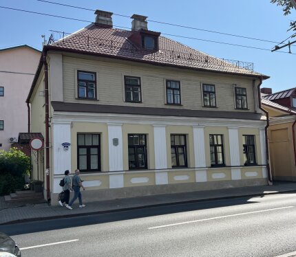 Свой отдельный вход в квартиру, первый этаж, возможен перевод в коммерческое, потолки 3,5 метра, сделан полный демонтаж, заменены сантех трубы на новые пластиковые со счетчиками