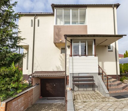 Дом Вашей мечты, в г.Жодино, в 45 км от г.Минска! Расположен в самом тихом, уютном и презентабельном микрорайоне коттеджной застройки – Лысая Гора, в Московском направлении, 25 минут езды до г.Минска по новой, скоростной трассе, Минск – Жодино. Оказавшись на ухоженной и благоустроенной территории, Вы попадаете в атмосферу спокойствия, умиротворения и все Ваши заботы остаются далеко за воротами. Участок угловой, 10 соток, вокруг, территория засеяна газоном, растут березы, сосны и кустарники