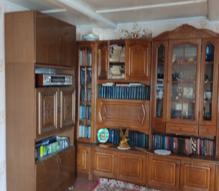 Сдается (собственник, без оплаты посреднику) на длительный срок дом 40 кв.м.+20 соток земли в д. Миколаевичи Смолевичский район. Расстояние от МКАД 1 (Минск) – 30 км, от МКАД 2 – 9 км. Великий Камень 19 км Дом деревянный, обложен кирпичом, асфальт до ворот. Мебель, посуда. Телевизор, холодильник, Газовая плита. Несколько спальных мест. Кровать, диваны – все есть для проживания. Газ – централизованная магистраль. Вода централизованная рядом во дворе и проведена в дом (мойка на кухне). Туалет на у