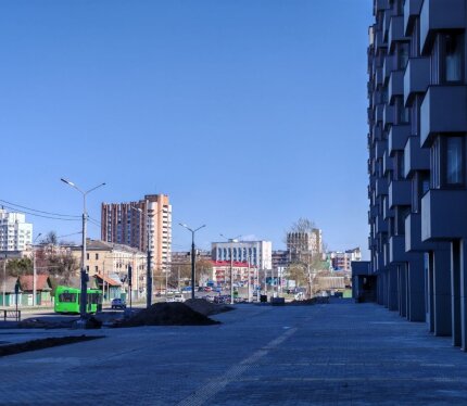 Дом расположен в районе с хорошо развитой инфраструктурой. В шаговой доступности находятся набережная и центральный парк города, а так же школы номер 3, 19, 21, детские сады номер 2, 30, 16, 86, магазины, кафе, салоны, пункты выдачи, аптеки, банки и многое другое. ЗИП является удобной транспортной развязкой, которая позволит быстро добраться в другие районы города, а так же до центра города за считанные минуты.