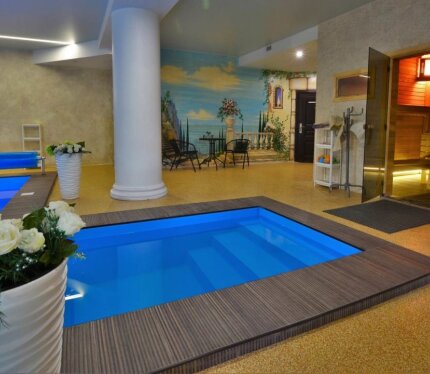 Помещение нового банкетного зала – это здание в несколько этажей. Здесь расположены: ✳️ Просторный банкетный зал вместимостью до 120 человек ✳️ Большая профессиональная кухня ✳️ Холл с бильярдным столом и диванами, который декорируется для свадебных торжеств в кенди бар🍦 ✳️ Две уборных комнаты (мужская и женская) ✳️ Большой гардеробный шкаф ✳️ Вентиляция и два кондиционера ✳️ В цокольном этаже расположен СПА-комплекс с бассейном, баней, душевой и релаксирующей комнатой отдыха.