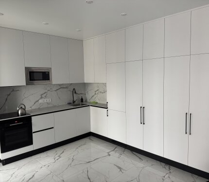 Сдается 1-комнатная квартира в Минск Мир с современным ремонтом. 14 этаж, вся техника и мебель: кухня, посудомоечная машина, стиралка, шкафы, панорамные окна. Светлая, уютная, полностью готова к проживанию. Отличная инфраструктура и транспорт. Стоимость аренды + коммунальные платежи.