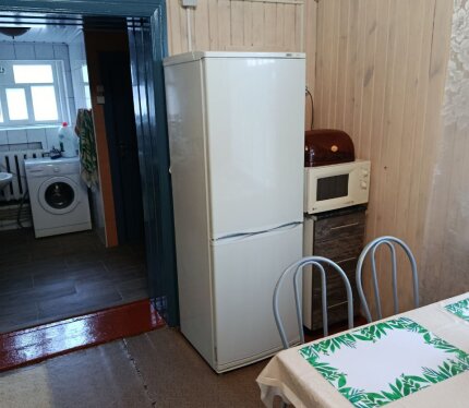 Сдаются комнаты посуточно или долгосрочная аренда. 12 мест, возможно меньше без подселения по договоренности. Комнаты 3 места, 3 места, 4 места, 2 места. В каждой комнате телевизор, интернет. Два полноценных санузла, в каждом душ, умывальник, унитаз. Столовая ( холодильник, микроволновка, телевизор, посуда и приборы. и т. д..) Кухня комплект посуды и приборов. Гладильная доска, утюг. Газовое отопление. Во дворе стоянка для машин. Стоимость проживания обсуждается в каждом конкретном случае.