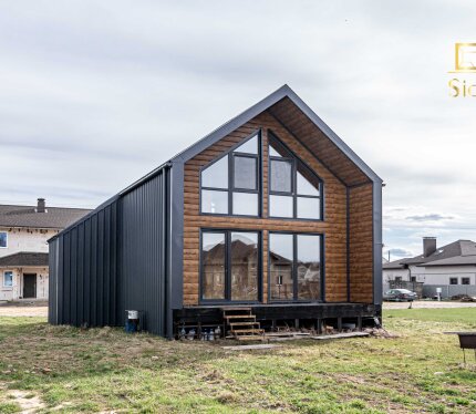 Жилой дом в СТ Буда, Дзержинский р-н, Минская обл, Брестское направление, 23 км от МКАД(ст.м. Малиновка). Площадь общая 82,5 кв.м, жилая 68,3 кв.м, в том числе кухня-гостиная 22,8 кв.м. С/У 3,3 м.кв. Участок 9,64 соток ровный правильной формы, отсыпан на полметра выше уровня дороги. Газ у границы участка, членские взносы в газовый кооператив уже оплачены! Зимой дороги чистят, доброжелательные соседи, проживают круглогодично!