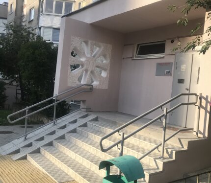 Продаётся комната в 2-х комнатной квартире, 27/50 доли. В шаговой доступности сады, школа, гимназия, магазины, Тринити. Аккуратный подъезд, после ремонта. В комнате натяжной потолок. Продажа без посредников