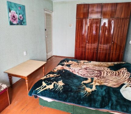 Образцовый дом по ул Пролетарская, 71 в Гродно. Есть детская площадка, беседка, магазин, через дорогу 5 школа с огромным стадионом. Сразу у дома остановка общественного транспорта. Квартира продаётся со всей мебелью и техникой. 