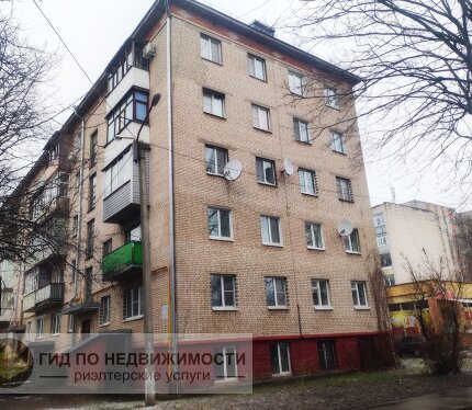 Продаётся помещение не относящееся к жилищному фонду в цокольном этаже здания по адресу г. Гомель, ул. Первомайская, д. 11 (ранее Костюковка, ул. Первомайская, 11). Стены помещения кирпичные, полы бетонные. Отдельный вход с улицы. Есть проект на административно-торговое помещение, проект прошёл экспертизу! Общая площадь помещения 82,8 кв. м. Заменены старые окна на ПВХ. Полностью очищено помещение и готово для проведения строительных работ.