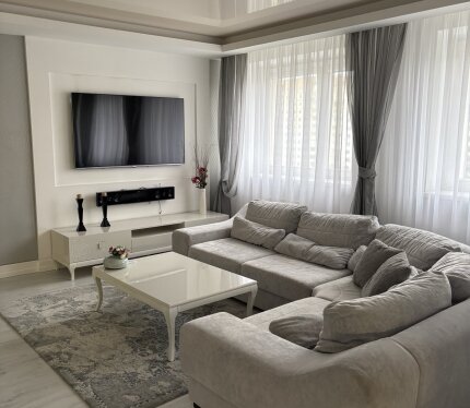 Собственник. Сдается уютная просторная 3-комнатная квартира. Светлая гостиная, совмещенная с полностью укомплектованной кухней. Две спальни Раздельный санузел с просторной ванной комнатой. Вместительная гардеробная и застекленная лоджия, видеодомофон. Чистый, ухоженный подъезд и приятные соседи. Много парковочных мест у дома. Супермаркет и рынок (3 мин), ночной магазин (8 мин), 3 банка, 2 аптеки, кофейни и магазин прямо в доме.Район с трех сторон окружен парками и велодорожкой.