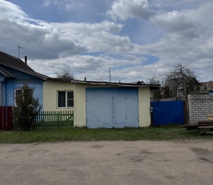 Не упустите возможность стать обладателями земельного участка 0,048 га, расположенного в Октябрьском районе, вблизи Фатинского залива с квартирой ( площадь 22,1 м.кв) в одноэтажном двухквартирном смешанном жилом доме, гаражом и хозяйственными постройками. С удовольствием покажем и ответим на все интересующие Вас вопросы! Гарантия безопасности сделки. Полное юридическое сопровождение.