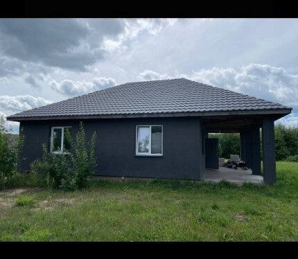Сдаётся дом в современном стиле на Вилейском водохранилище, 70 км от Минска. В доме 2 спальни и большой зал, совмещенный с кухней. Одна спальня с 2х местной кроватью, вторая спальня с 2мя одноместными кроватями. В зале - раскладной диван. Есть возможность добавить спальное место. Современная кухня, оборудована посудой и посудомоечной машиной. Есть регулируемое отопление, все коммуникации, высокоскоростной ИНТЕРНЕТ. Открытая веранда под крышей, большой участок, НЕ огороженный забором