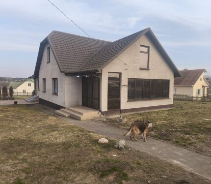Жилой дом в спокойном и живописном месте. Возможна продажа со всей мебелью. Участок 25 соток, рядом лес, площадка киностудии Беларусьфильм с красивым лесным озеро. До дома асфальт и огромная стоянка возле дома для 5+ машин. На стоянку выведена зарядка для электромобиля на 7,5 квт. э/э 380 Вт. Установлен дорогой котел, теплые полы, фасад и крыша утеплены. Ходит автобус до Минска, 7 км до Смолевич (два ТЦ, аптеки, магазины, школы, сады). Обоснованный торг, возможна небольшая отсрочка/рассрочка